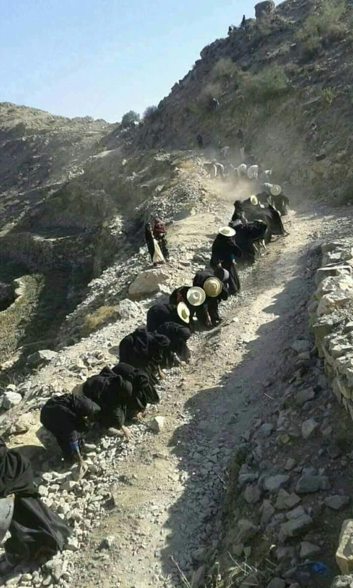 شاهد بالصوره نساء يمنيات يشقين طريق سياره لايصال حاجتهم...