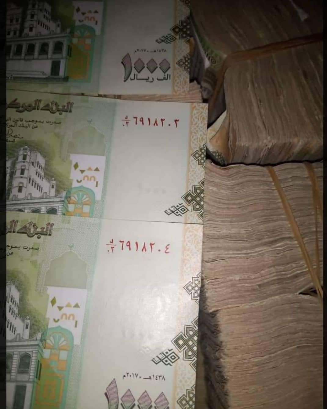 خبراء الاقتصاد يحذرون حكومة هادي من إنهيار مخيف لريال اليمني جراء تنزيل الطبعة الجديدة فئة ألف 1000