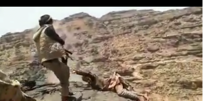 بالفيديو مشهد مؤلم للغاية هكذا قام مرتزقة العدوان بإعدام أسير من ابطال الجيش واللجان