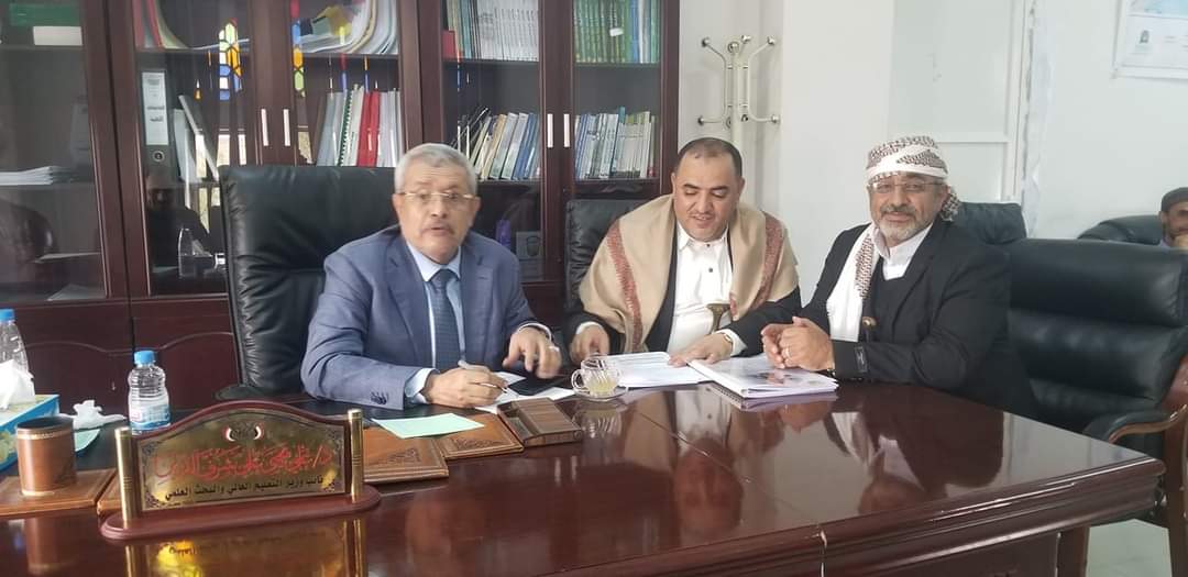 الحوثي : ( علاقة حميمة بين الوزير ونائبه أسعدتني)