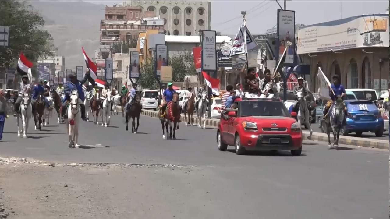 قوات بشريه حاشده تجوب شوارع العاصمة صنعاء لليوم الثاني على التوالي .. والسبب كبير  ( صور )