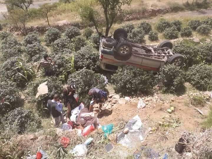 شاهد بالصور ..  إنقلاب سيارة تحمل عريس وعروسه بمديرية مذيخره .. (تفاصيل كامله محزنه)