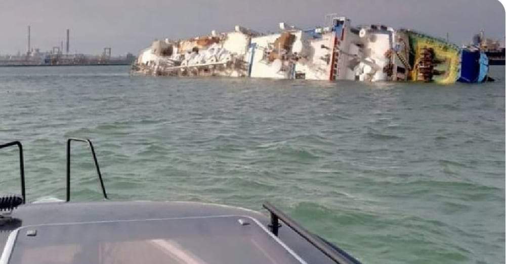 كما ورد ..  غرق سفينة في سواحل عدن .. وظروف غامضة في تفاصيل الحادثه