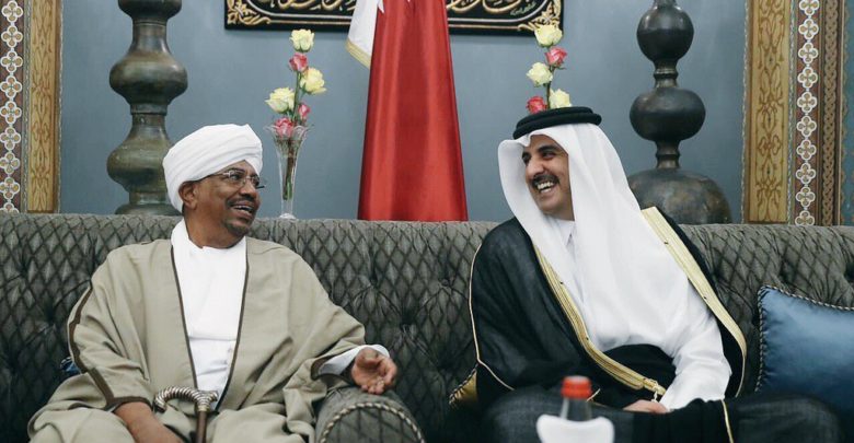 البشير ينسحب من السعودية الى قطر ويعتذر لانه ارسل قواته للقتال في اليمن