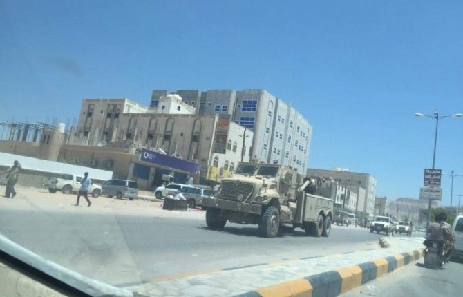 شاهد بالصوره .. قوات الغزو والإحتلال ومرتزقتهم يقتحمون هذه المحافظه اليمنيه مدججين بأحدث الأسلحه