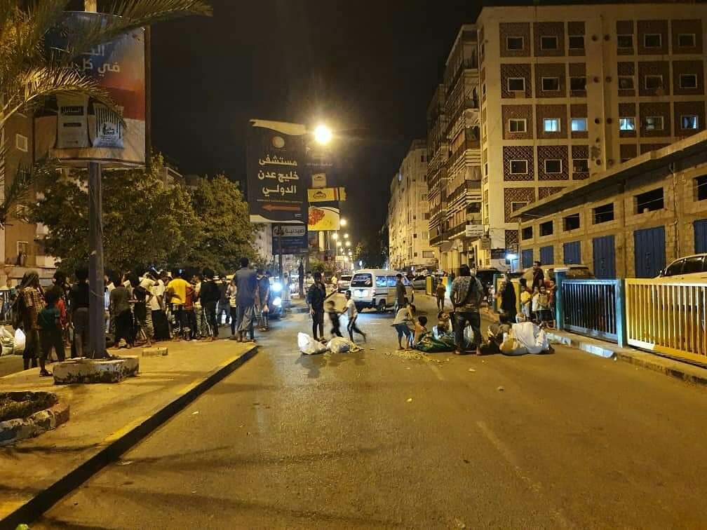 عدن :  بالصور محتجون يغلقون الشارع الرئيسي في مديرية المعلا لهذاء السبب المخزي ..