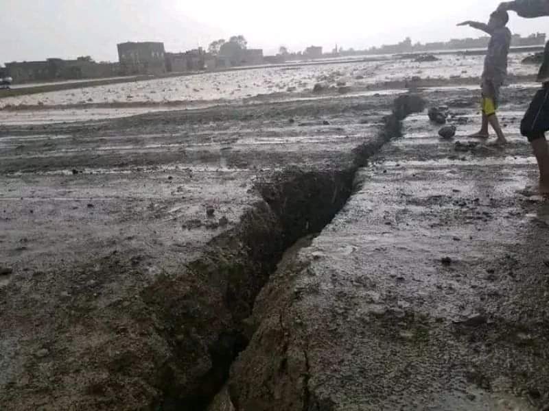 شاهد بالصور .. الأرض تنشق في صنعاء وتثير الرعب لدى المواطنيين
