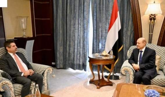 بعد لقاءٍ في السعودية وتأمين قصر المعاشيق بقوات أجنبية  بعدن.. “ستيفن فاجن” يبلغ “العليمي” رسمياً بهذا الأمر
