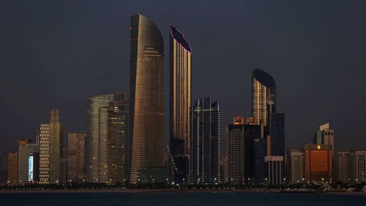 فيتش للتصنيف الائتماني: بنوك الإمارات تواجه خطراً متزايداً