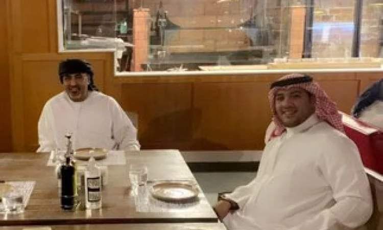 شاهد : تسريب صورة فاضحة وصادمة لرئيس “الانتقالي” بفنادق الرياض ..