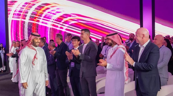 شاهد ..لهذا السبب هجوم وانتقادات لاذعة لإبن سلمان بسبب ظهوره في هذا المكان بالتزامن مع قصف الكيان الصهيوني لغزة
