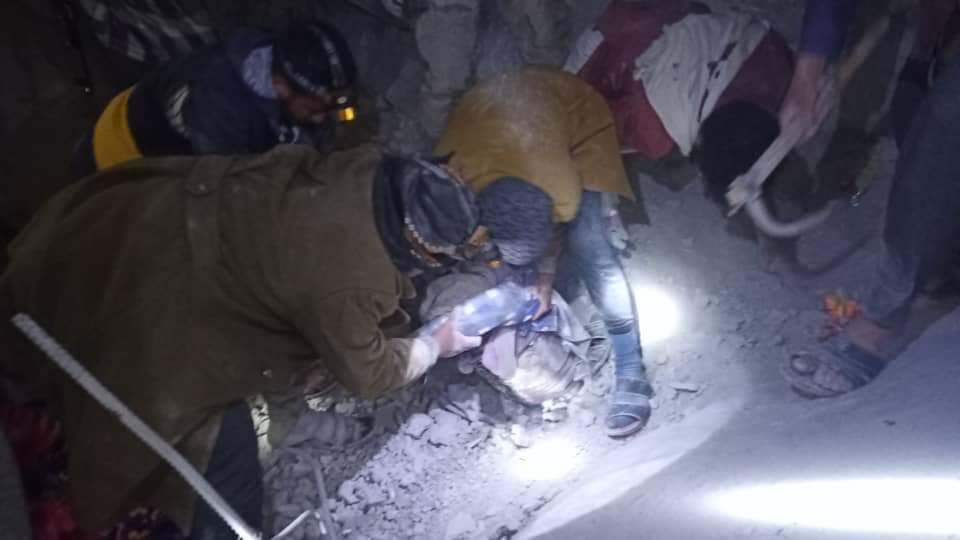 وردنا الان بالصور والفيديو  : الأطفال وألنساء تحت الأنقاض في مبني المواصلات بالمحويت نتيجه قصف طيران العدوان السعودي  .. حصيله اوليه للشهداء