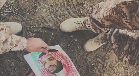 شاهد بالصورة الجنود السعوديين يحرقون صور بن سلمان ويشتمونه وأبوه بأقبح الألفاظ النابية