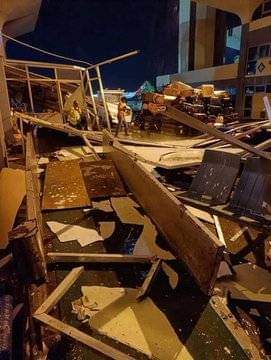 صور : 14 مليون دولار تطير في الهواء وتتناثر على الارض بسبب رياح على مطار عدن الدولي ..