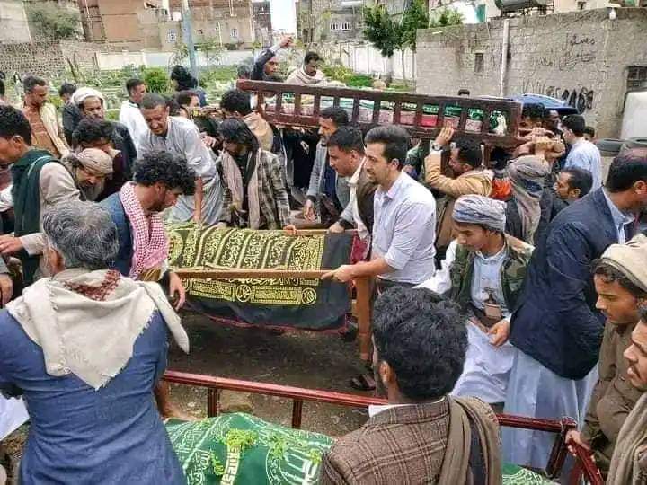 مشهد حزين ومبكي لأسرة لقت ربها بسبب سقوط سقف منزلها في محافظة المحويت .. صور + أسماء