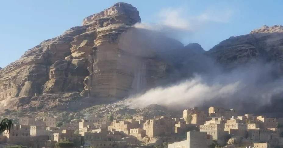 انهيار صخري على هذه القرية بصنعاء والذي تسببت الانهيار سابقا الى وفاة عشرات الاسر  .. صور