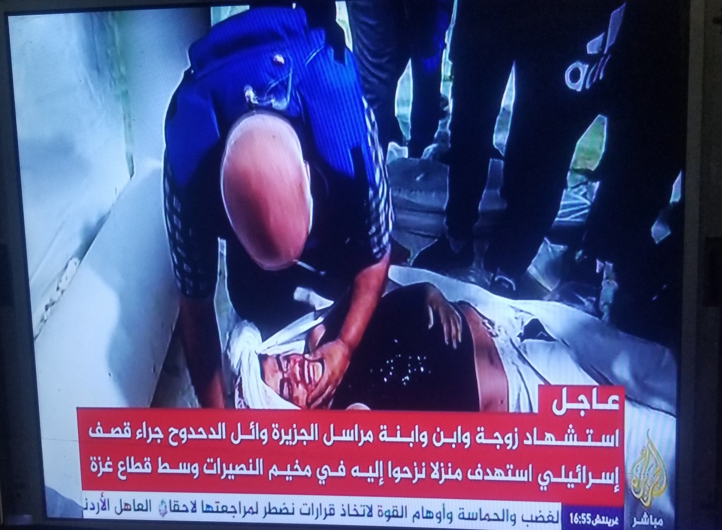 عاجل بالصور .. استشهاد عائلة مراسل قناة الجزيرة وائل الدحدوح نتيجة أستهداف أسرائيلي منزلا نزحو الية في مخيم  النصيرات  ..