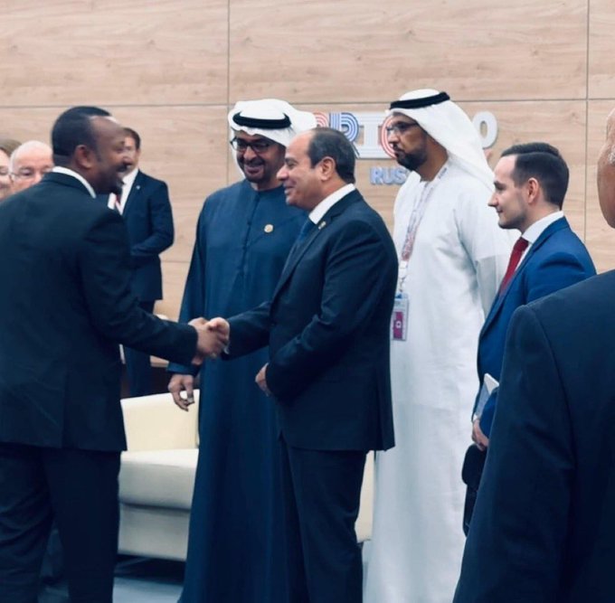 صورة تثير مواقع التواصل لأحمد علي وهو يصافح السيسي وبجوارهما رئيس دويلة الإمارات مادفع البعض للقول بأنه كان من قاد هذه الوساطة بعد نشوف خلافات كبيره بينهما لهذا السبب