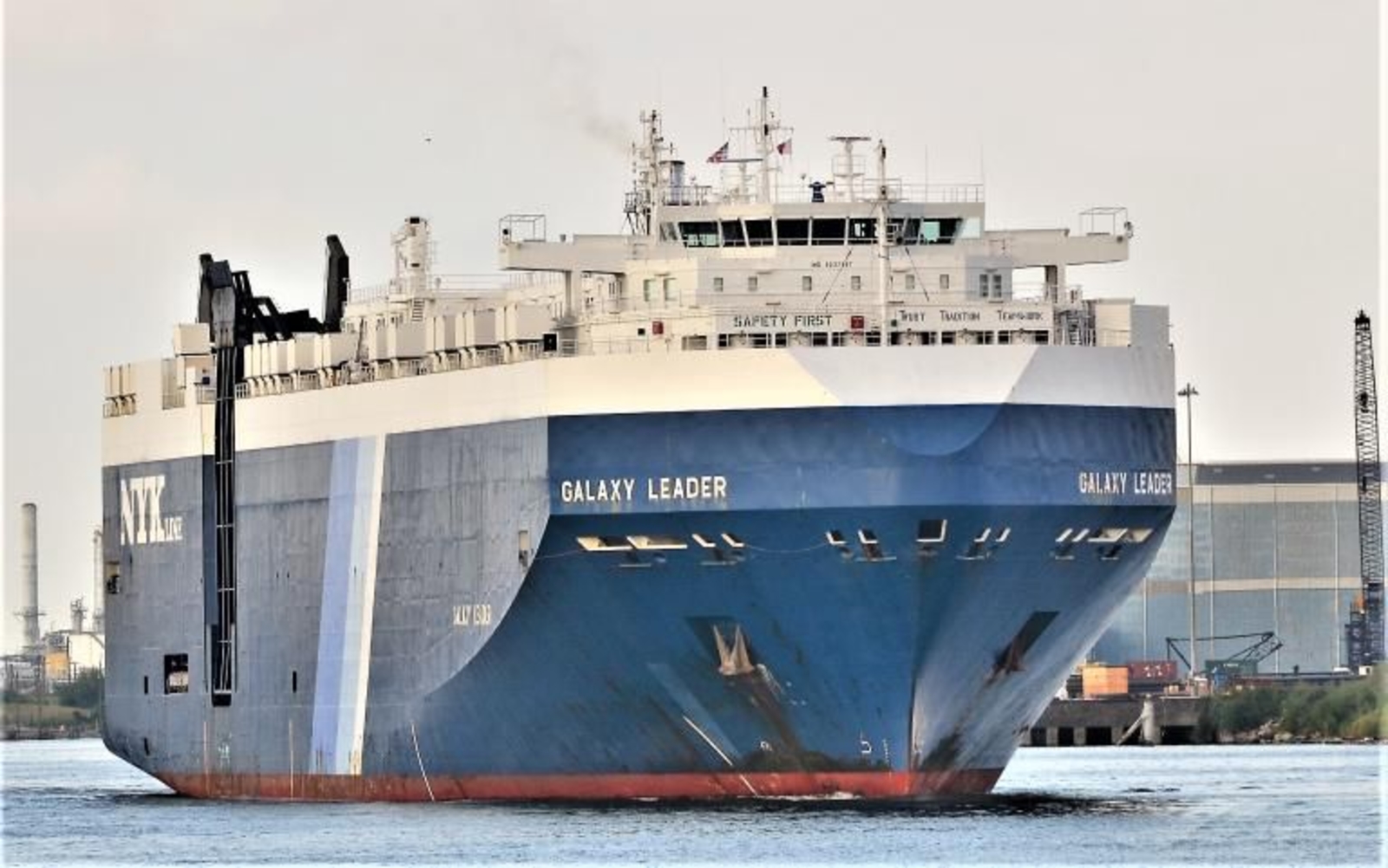 وكالات : احتراق سفينة شحن إسرائيلية عقب استهدافها في بحر العرب