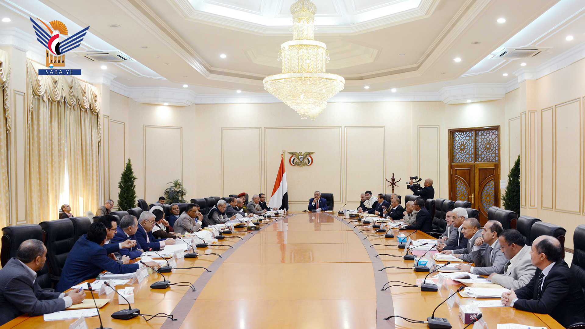 وزير الدفاع اليمني يكشف ان العدو يقوم بتهيئة نفسه لإستمرار عدوانه ويلوح بإستهداف العمق الجغرافي لدول العدوان، والمنشآت الحيوية الحساسة