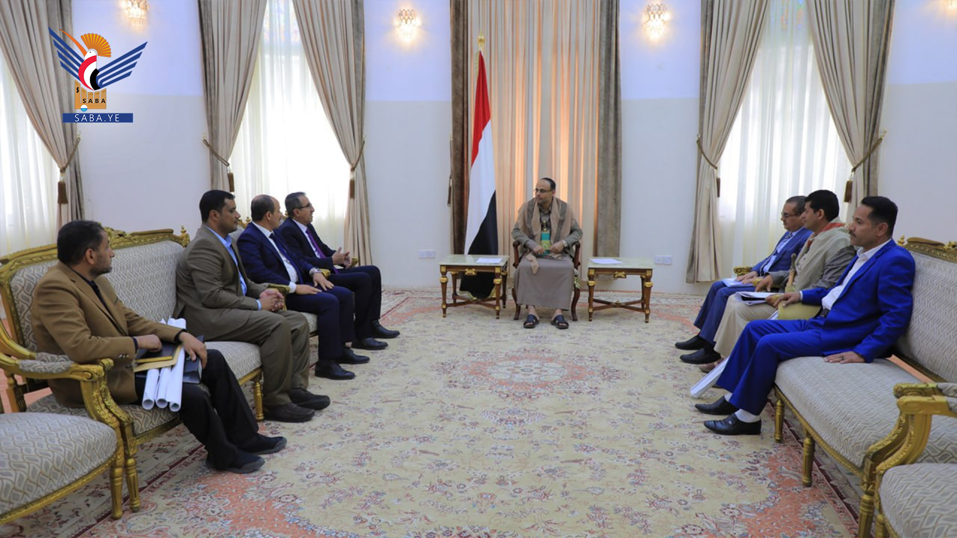 الرئيس المشاط يلتقي اللجنة الرئاسية بخصوص مطار صنعاء والحديدة ...