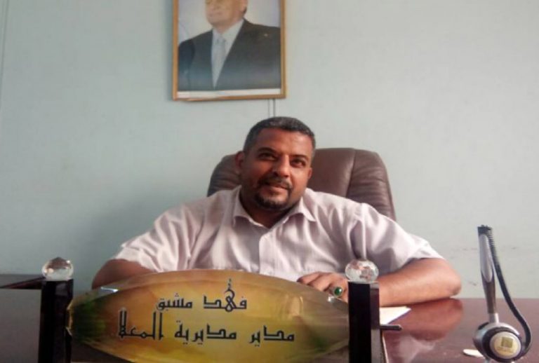 شاهد فضحية مدوية بطلها قيادي مرتزق في أحضان راقصة وهو بحالة سكر وهذا ماكان يفعله معها