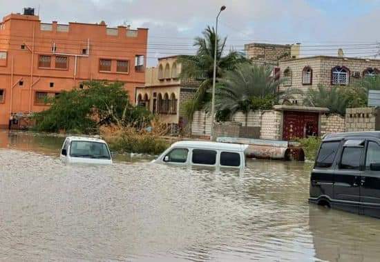 هطول أمطار غزيرة تسبب الى غرق مدينة يمنية بالكامل بالسيول  .. صور
