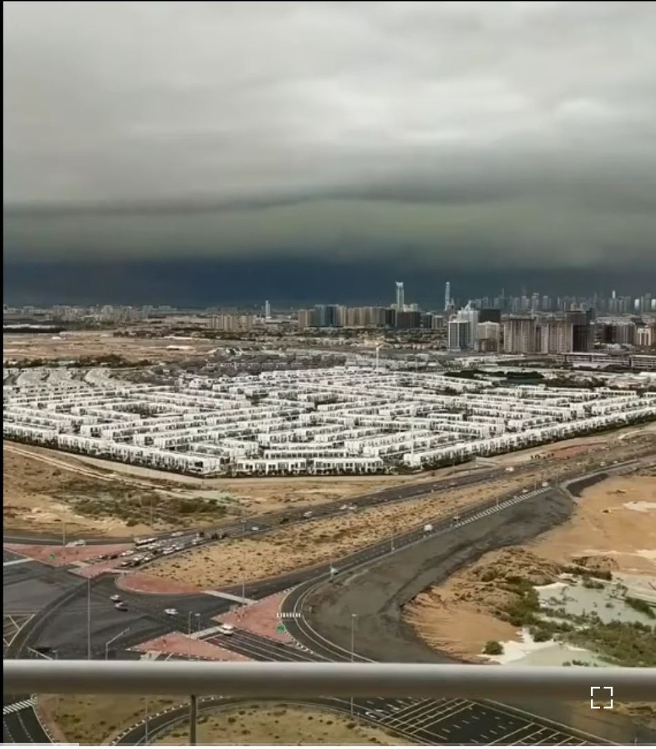 شاهد بالفيديو .. لحظات مرعبة لحظة إجتياح عاصفة قوية لإمارة دبي الإمارتية