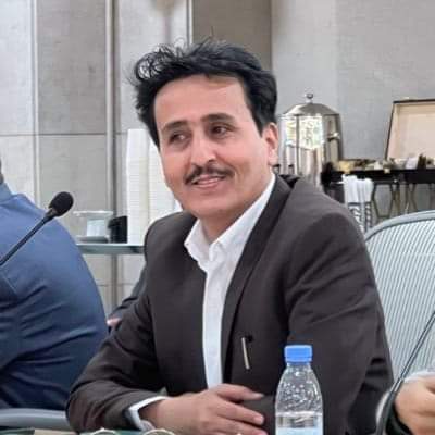 الشرفي يكشف أرقام خيالية عن رواتب 10 ألف مسؤول يمني ...