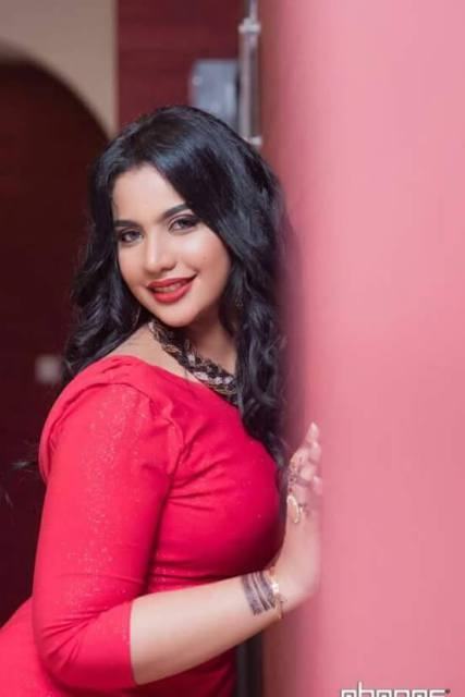 رجل أعمال سعودي يعرض على فتاه إعلامية عربية مبلغ 25مليون دولار مقابل الزواج منها تعرف عليها بالصور