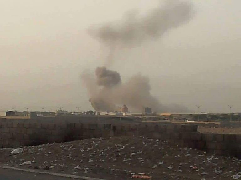 قبل قليل اكثر من عشر طائرات تابعه لتحالف العدوان تحلق في سماء اليمن وتشن 8 غارات عنيفة إستهدفت هذه الاماكن