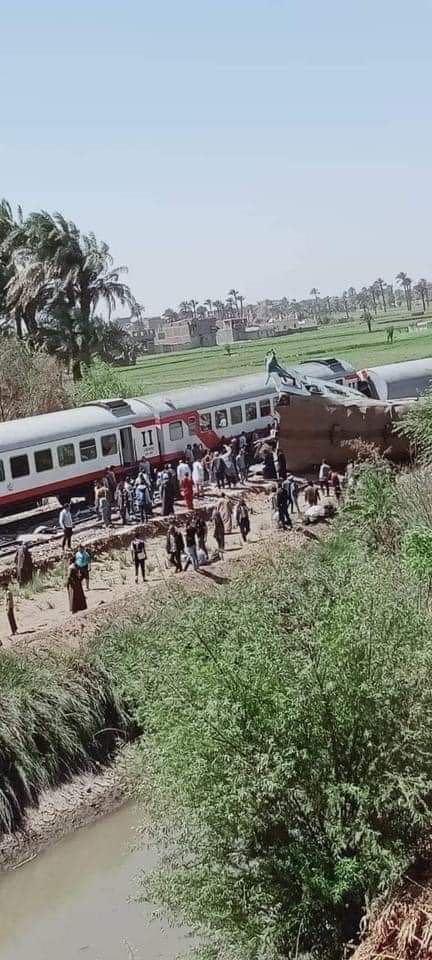 بالصور .. حادث مرعب للغاية نتيجة تصادم قطارين بمصر