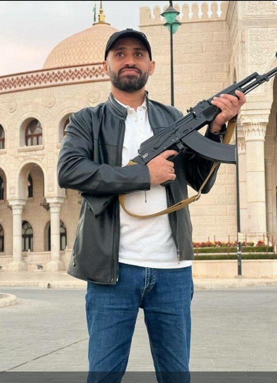 شاهد بالفيديو ظهور أول ناشط سياسي ومعارض سعودي في ميدان السبعين بالعاصمة اليمانية صنعاء في فعالية لدعم ونصرة الأقصى
