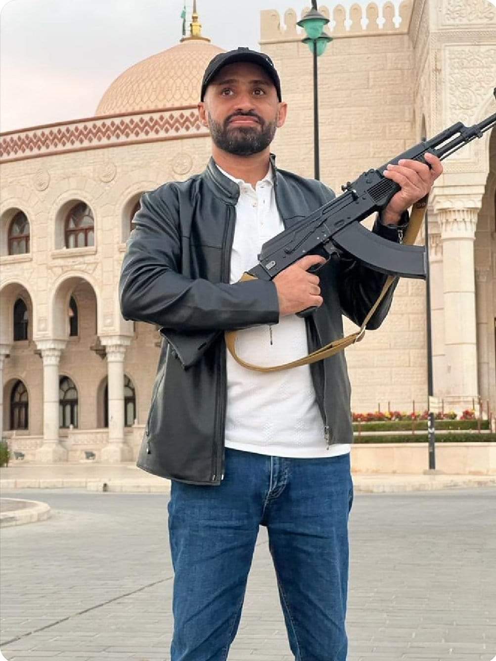 عاجـــــــــــــل : وصول أول ناشط سياسي ومعارض سعودي إلى العاصمة اليمانية صنعاء ،، معلنا مبايعته للقائد اليماني ..