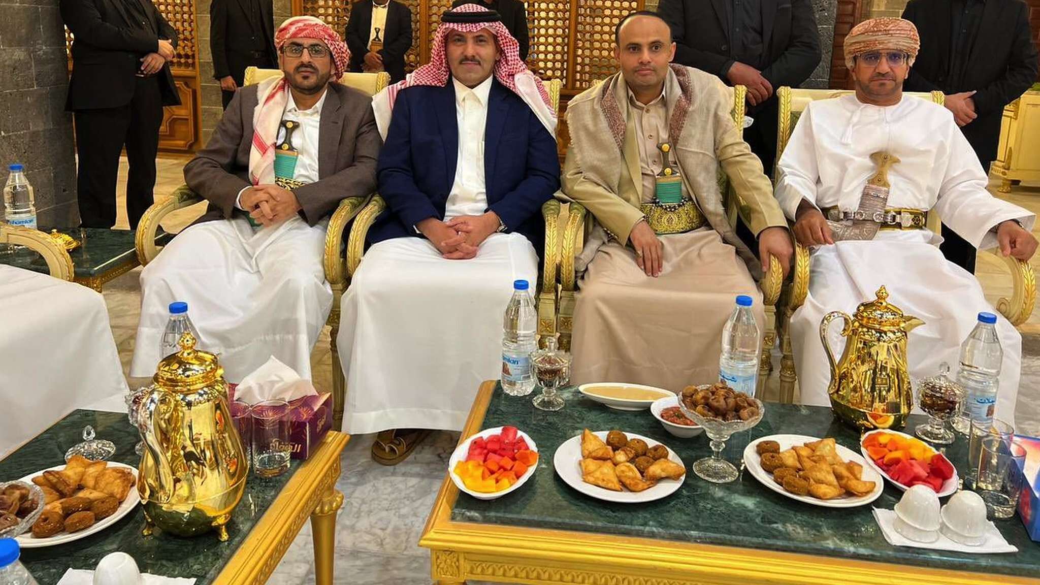 الكشف عن بنود اتفاقية سلام جديدة في اليمن .. منها صرف المرتبات وتوحيد العملة