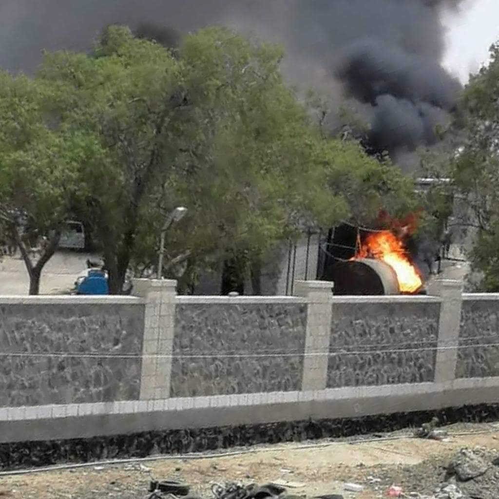 انفجار عنيف يهز معسكرا لقوات التحالف في عدن وانباء عن سقوط قتلى وجرحى