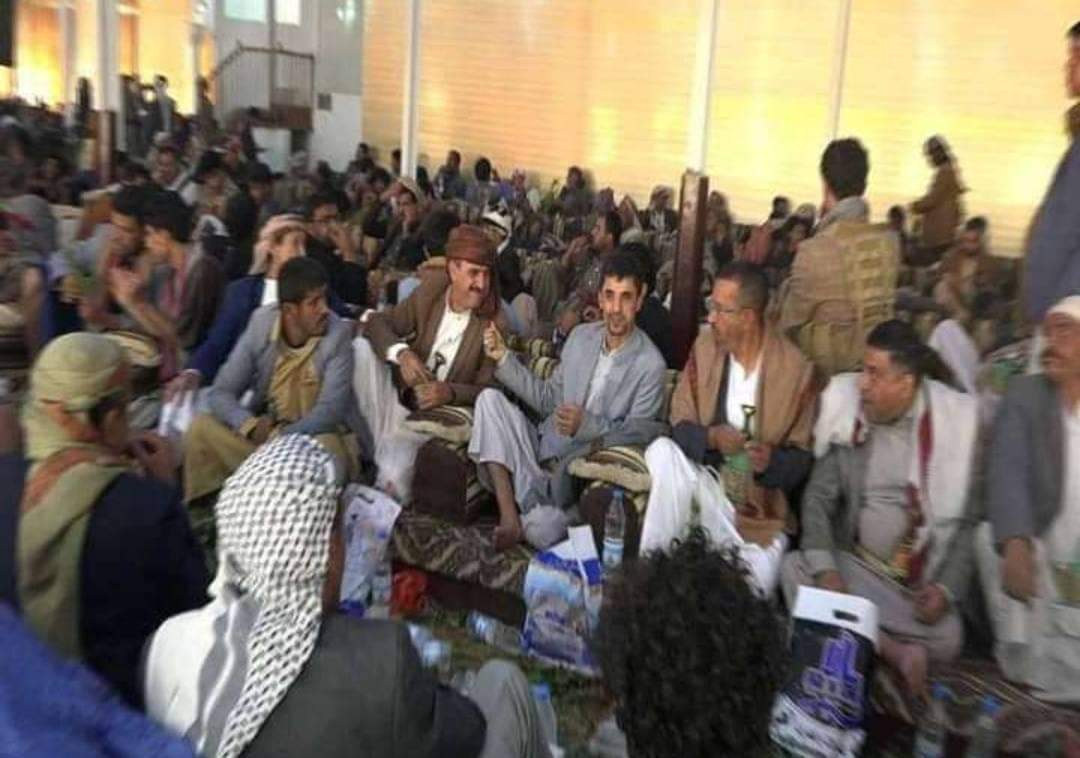 القيادي أبو علي الحاكم يشعل مواقع التواصل الاجتماعي بعد ظهوره المفاجئ في أحد بوابات مدينه مأرب ..