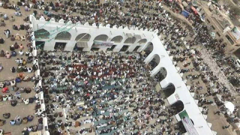 بالصور ..شاهد مالذي حصل اليوم الجمعه في جامع الجند بتعز ..