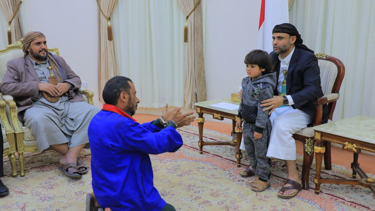 شاهد بالصور .. الرئيس المشاط يلتقي والد الطفل الذي اعتدى عليه جندي في البلدية
