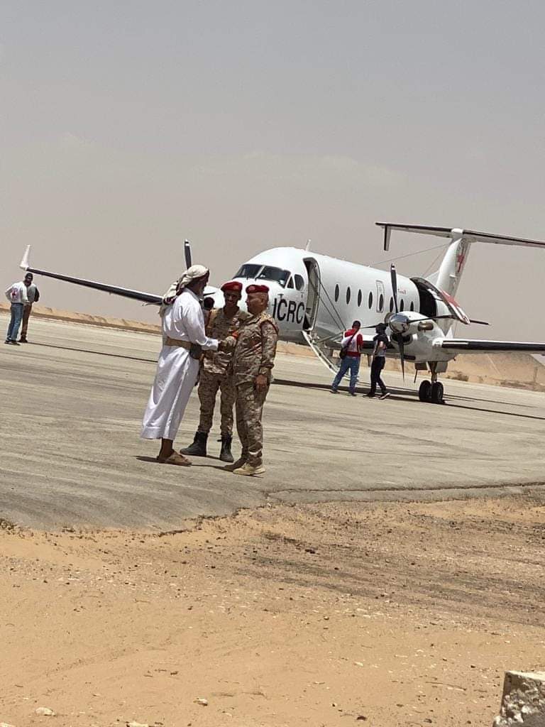 صفقة بين حكومة العليمي وحكومة صنعاء وطائرة الصليب الأحمر تصل إلى مطار تداوين في مارب  ...