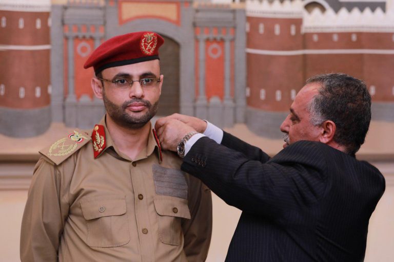 بالصورة .. رئيس مجلس النواب يقلد الرئيس المشاط رتبة المشير