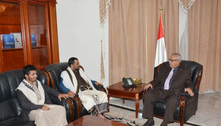 خلال لقائه بالمحافظ “صالح الجنيدي“.. رئيس الوزراء يؤكد حرص الحكومة على دعم قيادة السلطة المحلية لأبين وتعزيز عوامل نجاحها في تأدية واجباتها تجاه المحافظة..!