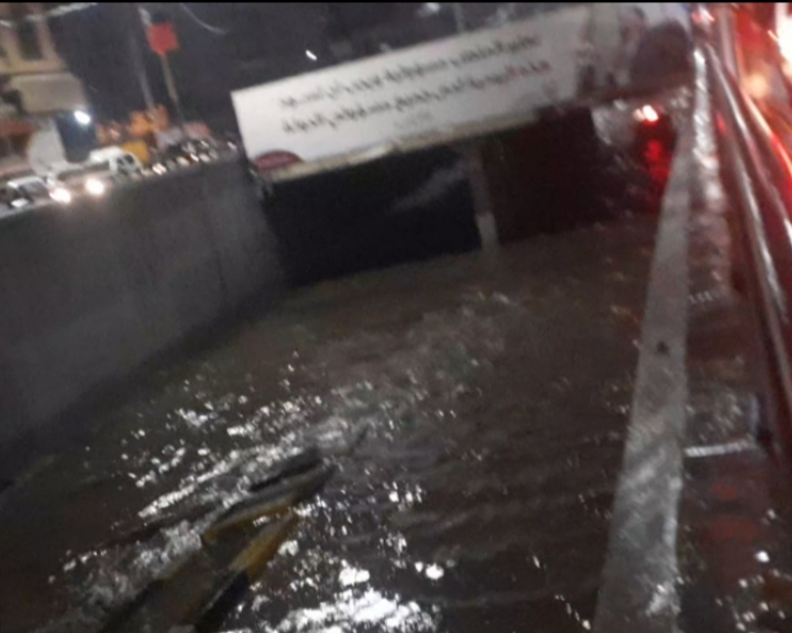 بالصورة..أزمة سير وطوابير طويلة للسيارات تملأ الشوارع بالعاصمة صنعاء لهذا السبب
