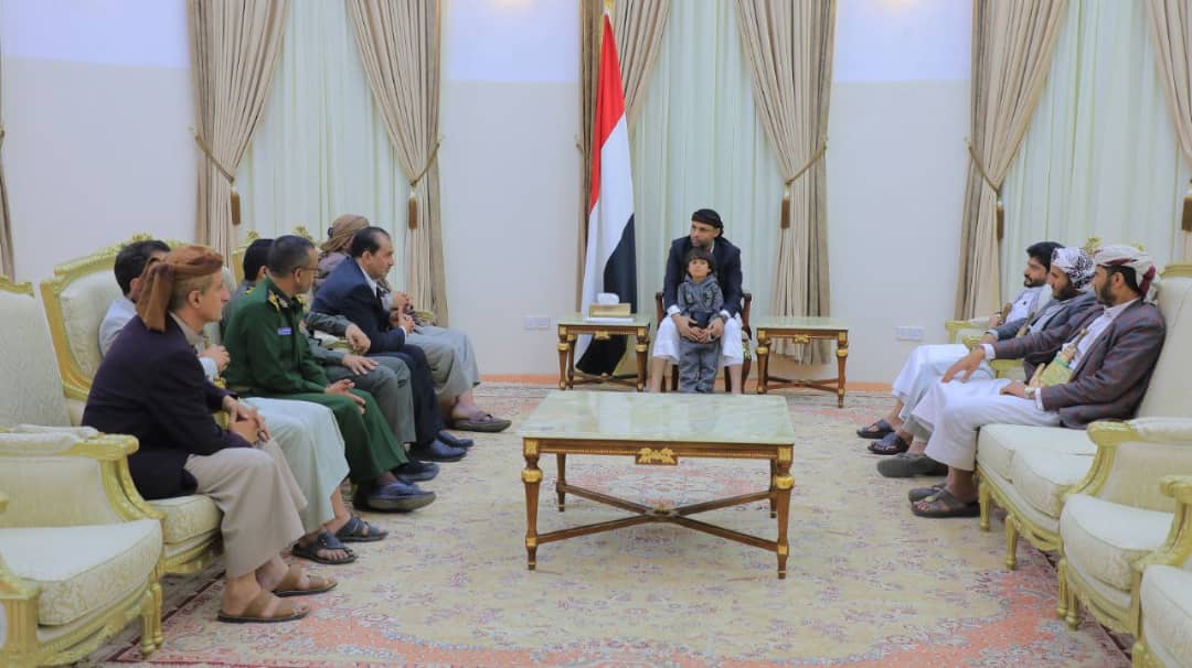 شاهد بالصورة الرئيس المشاط يشيد بموقف هذا الطفل الذي لايتعدى عمره خمس سنوات والذي دافع عن والده بكل شجاعه