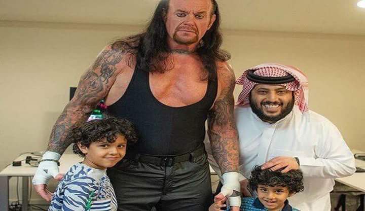 صورة تثير سخرية واسعة لمسؤول سعودي مع المصارع الضخم “أندرتيكر”
