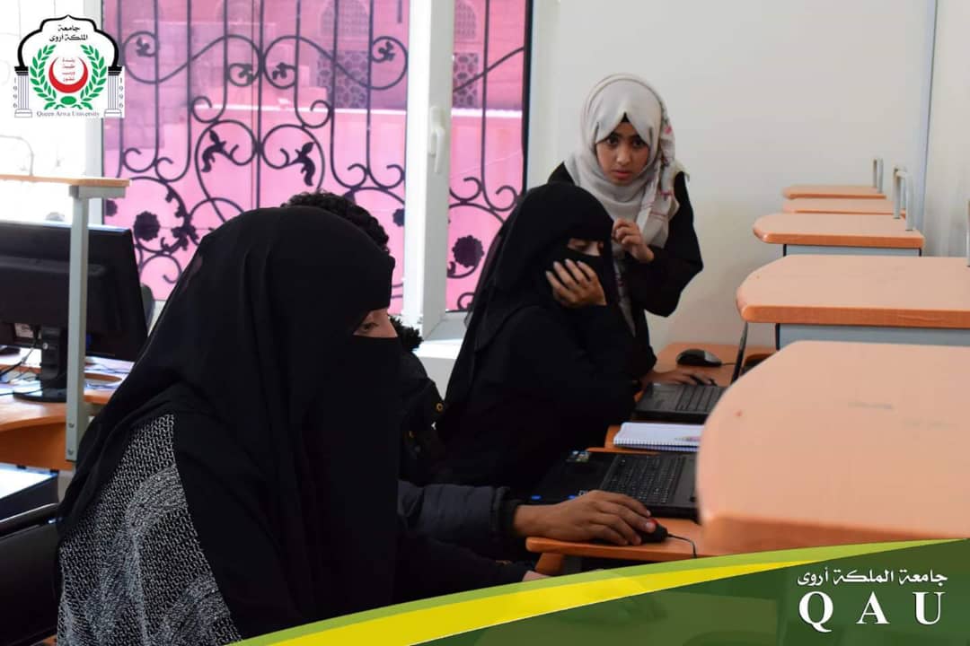 جامعة الملكة أروى تقيم دورة تدريبيه خاصه في فن تصميم الجرافيك لطلاب العمارة والديكور