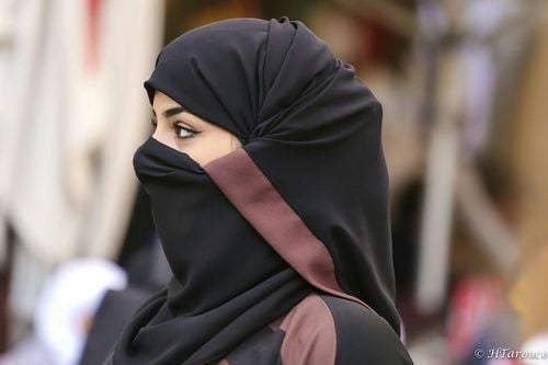 ضجة على المواقع التواصل بسبب فتاة سعودية تقع في غرام شاب وسيم يعمل في محل لبيع العطور .. وهذا ما طلبت منه بكل جرأة