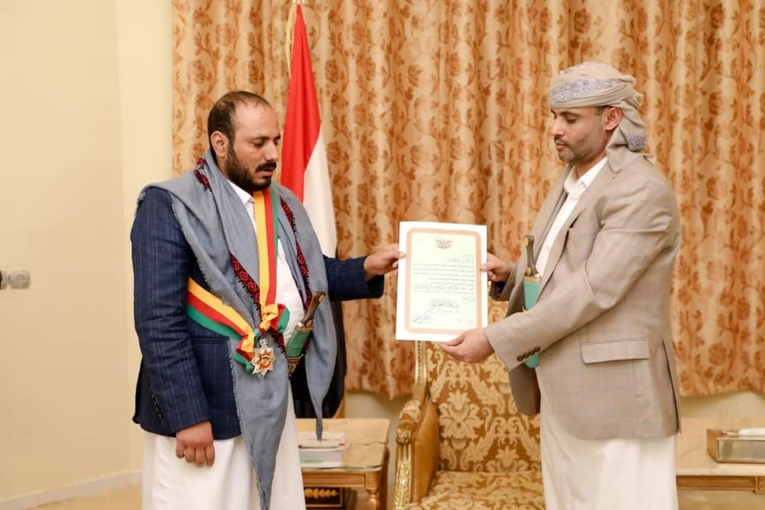 الرئيس المشاط يمنح وسام الشجاعة لأسرة الشـهيد الشيخ العميد سلطان عويدين