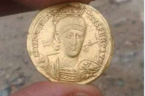 مواطنون يعثرون على كنز من العملات الذهبية القديمة بهذه المحافظة اليمنيه 