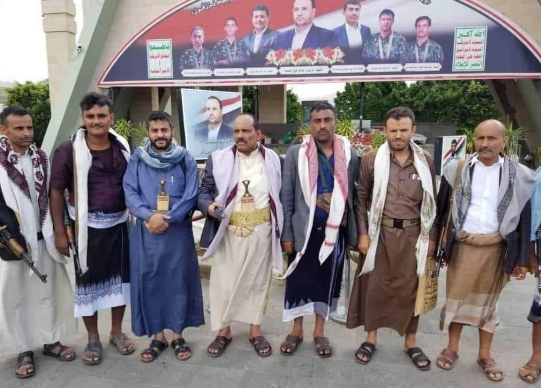 ظهور مفاجئ لقائد عسكري كبير في قوات مايسمى بالشرعيه برفقة عدد من قيادات الجيش الوطني وسط العاصمة صنعاء والبخيتي يتلقط معهم صور تذكاريه ماذا يحدث ؟!  (الأسماء+ الصور+ المناصب )
